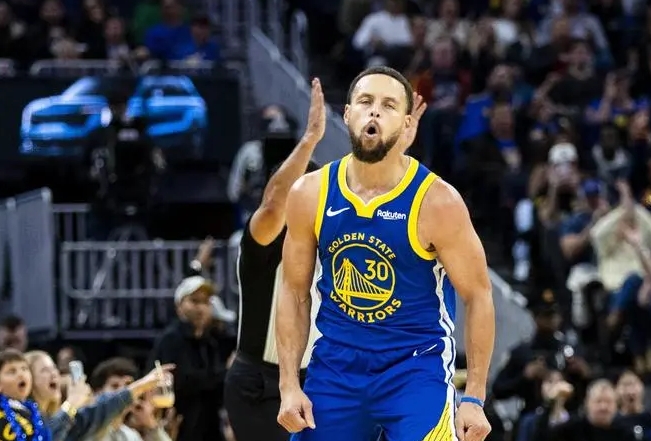 勇士半场51-55落后快船。
　　上半场，勇士球星库里表现不错，虽然表现慢热，但