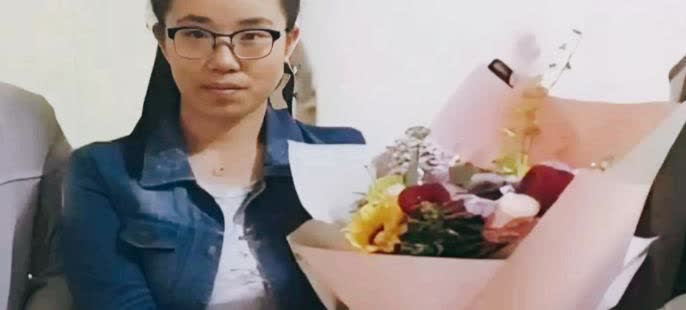 2017年，西安一女孩跪地抢救晕倒老人，可惜老人还是抢救无效离世。不料4天后，女