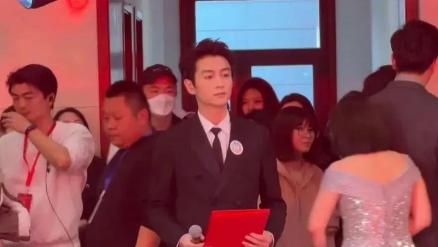 陈晓离婚后首次参加活动，状态引发热议