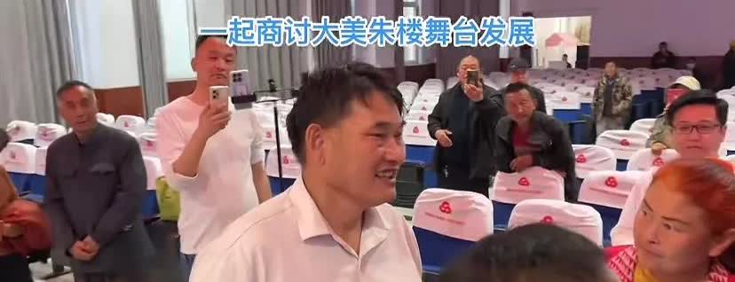 大衣哥给朱楼舞台做广告，不用看稿子，出口成章。他说：朱楼大舞台，有梦想就来，一年