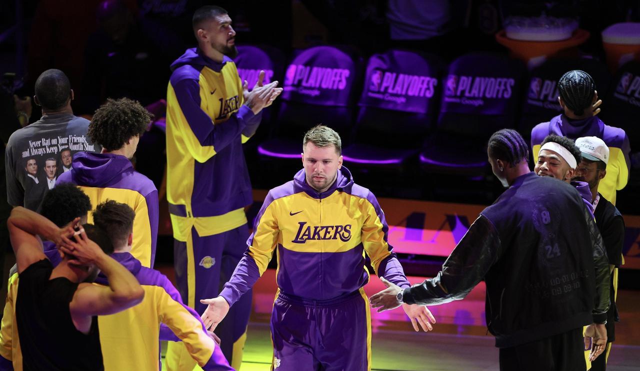 8月3日一大早，NBA湖人传来两个惊爆消息。
1、东契奇3年1.65亿美元顶薪续