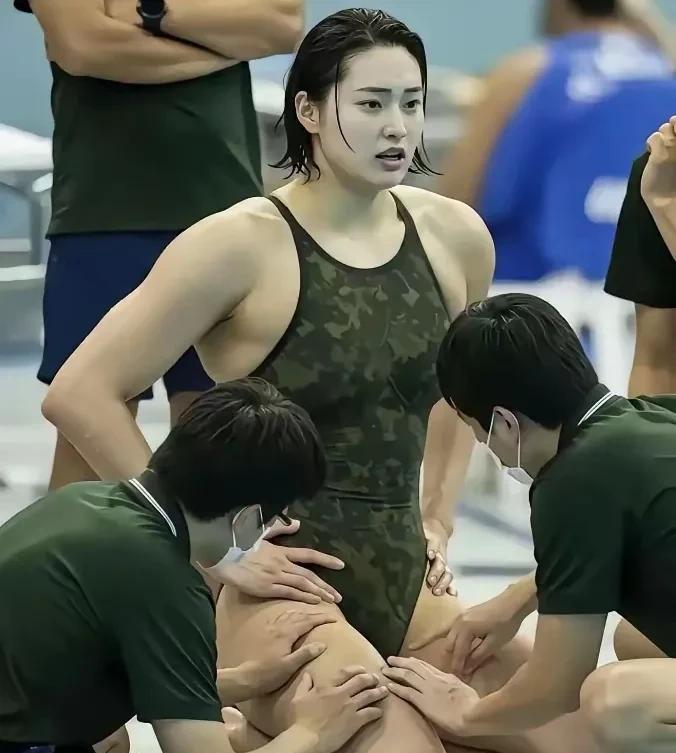 现在中国女游泳运动员的体格子都这么健硕吗？
图中的女运动员目测身高至少180cm