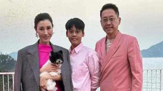 李嘉欣带儿子逛街被偶遇！穿镂空衫与牛仔裤显减龄，许晋亨未陪同