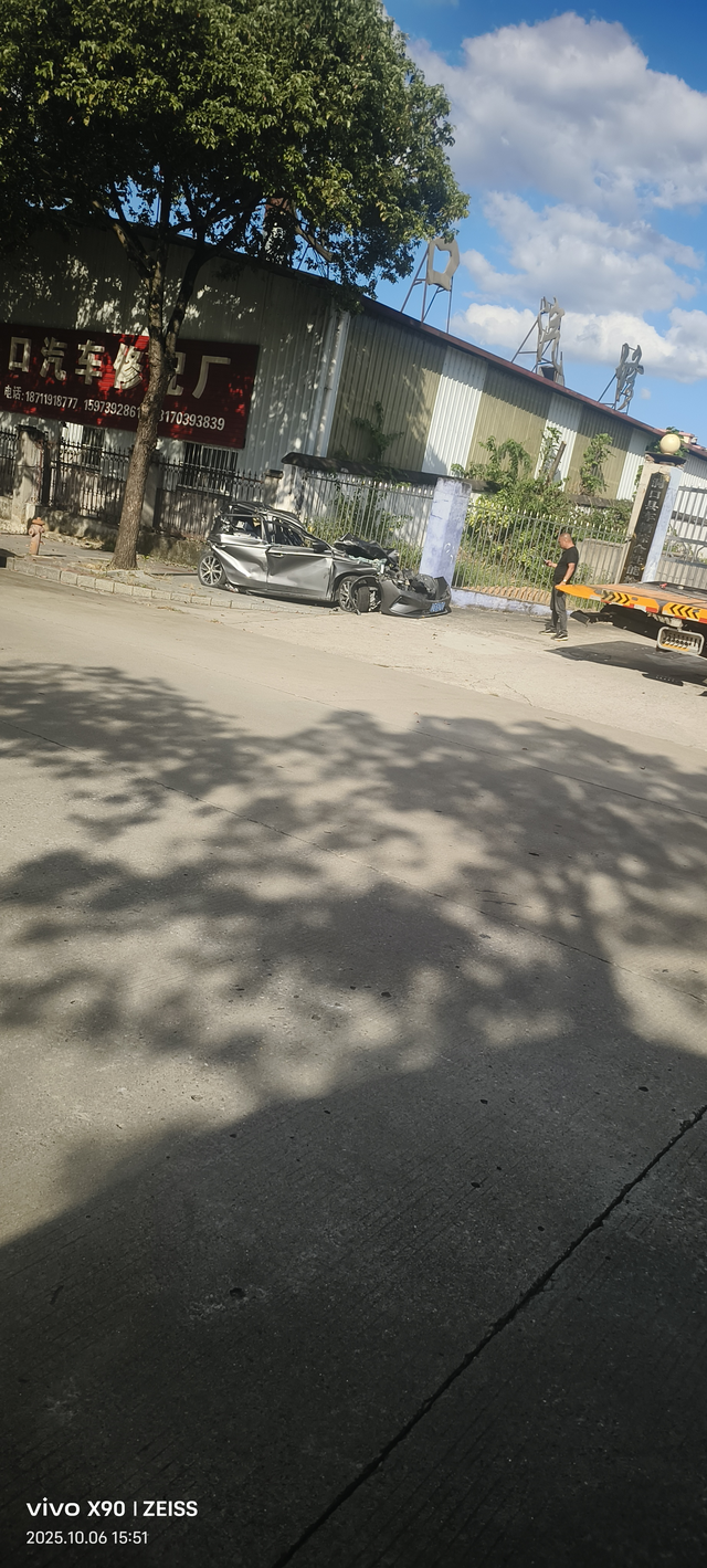 换个车没命了
真的是烧了高香了。被半挂追尾，平安无事