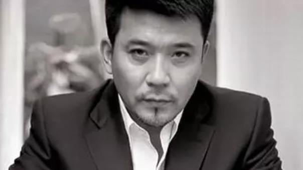 他年轻时因长得太帅而接戏艰难，中年沉淀后靠演技成“叔圈顶流”