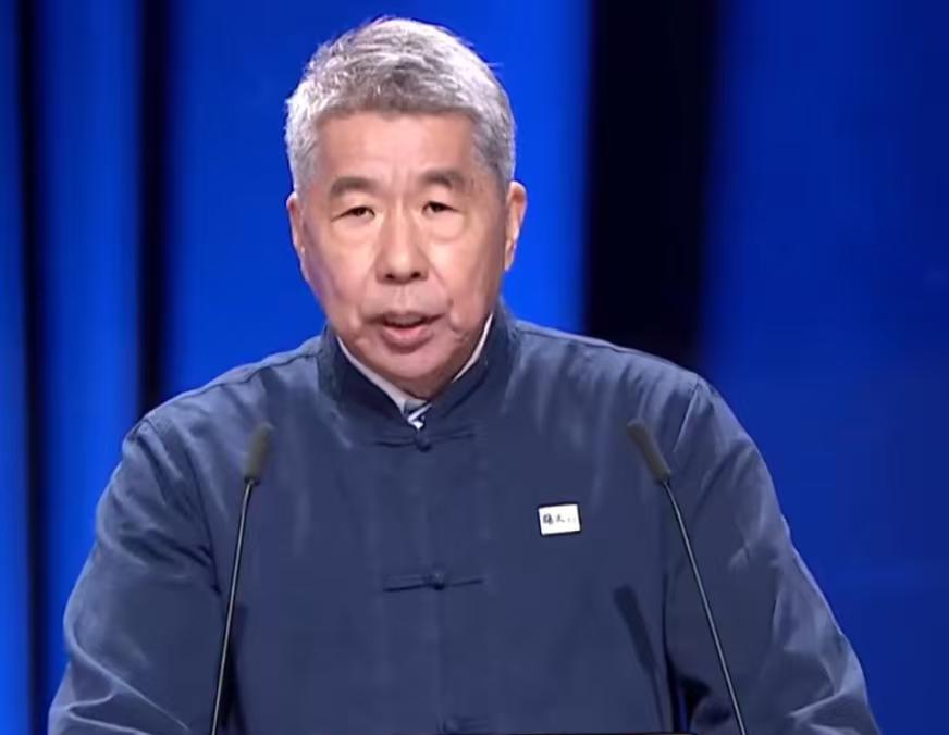 今天下午的辩论会张亚中再次针对郑丽文放大招，他开场就质疑郑丽文的个人品格问题，国