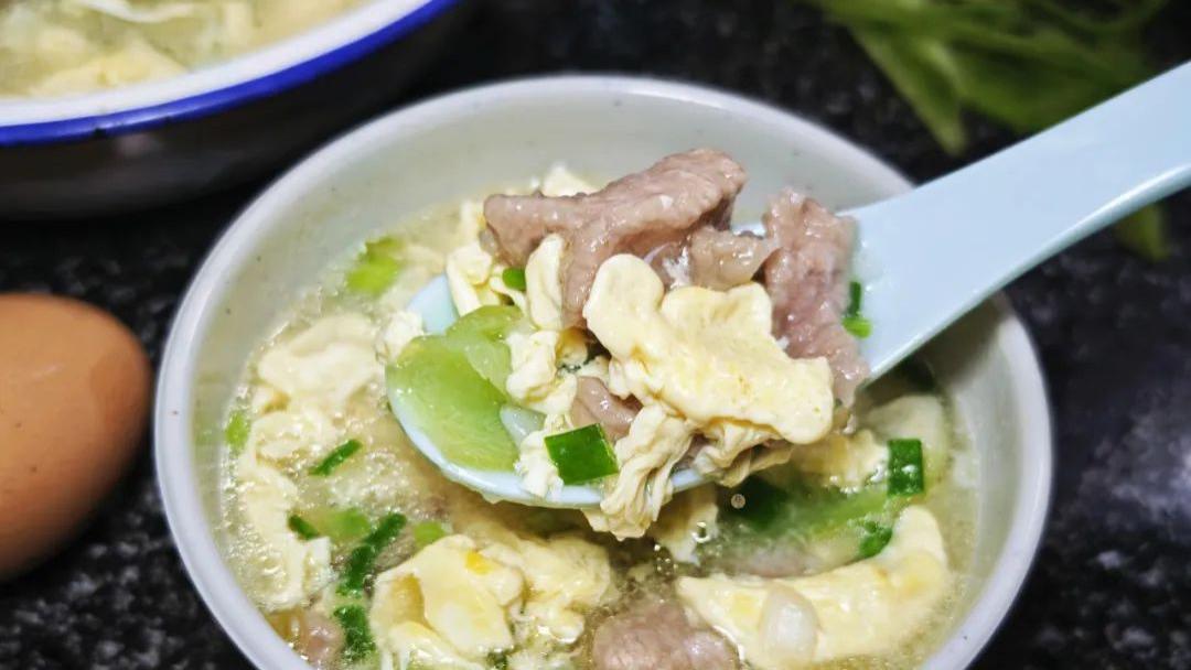 夏日炎热亦喝汤，丝瓜蛋花汤，汤鲜味美真好吃，诀窍都在这啦