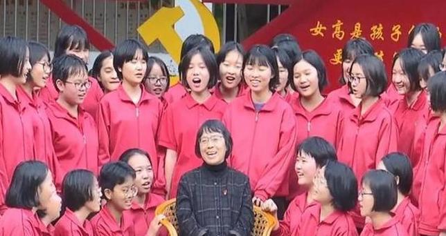 2007年，张桂梅受邀做客央视，刚到演播室，导演瞅了她一眼，皱眉说：“你这身衣服