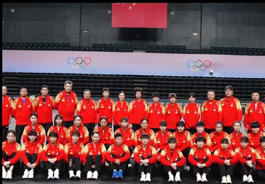 国乒女队这张合影，藏着最动人的传承
刷到2024年备战巴黎奥运时的国乒女队合影，