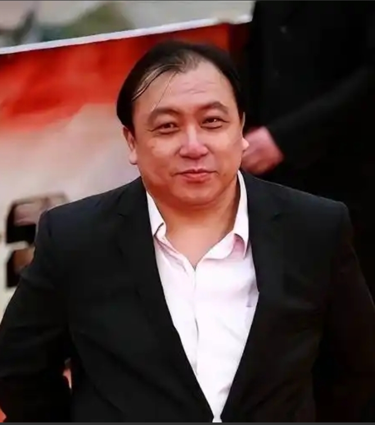 王晶父亲去世后，按遗嘱王晶能拿一半遗产，剩下才归4个妹妹。他倒好，直接让律师分成