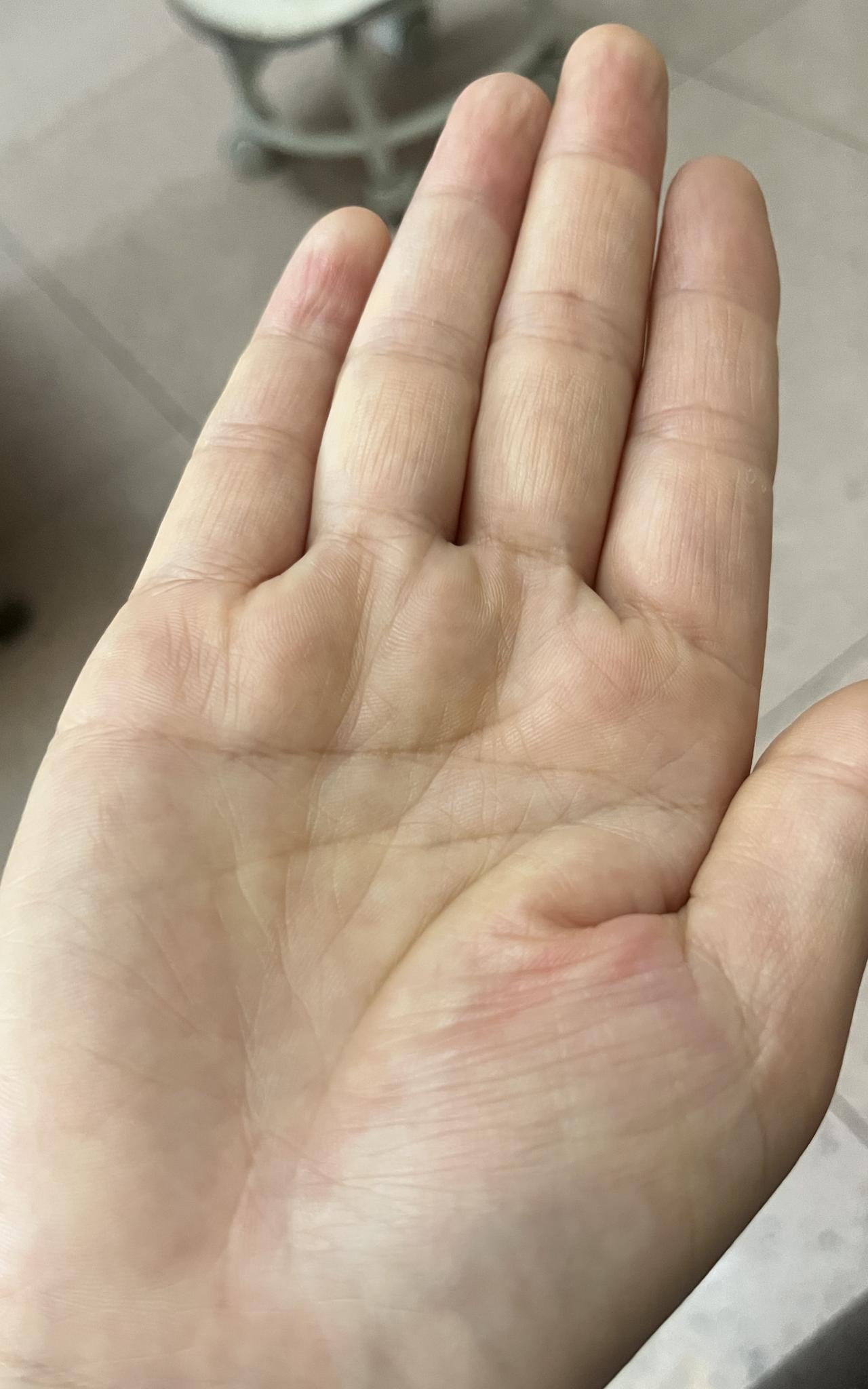  我又没管住欲提前窥探未来际遇的好奇心，拍了右手上传图片。 
 大师回复很快：“