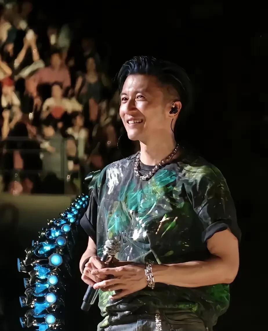 昨晚的谢霆锋就是硬帅啊，直接圈粉无数。谢霆锋这波演唱会操作简直是娱乐圈泥石流！昨