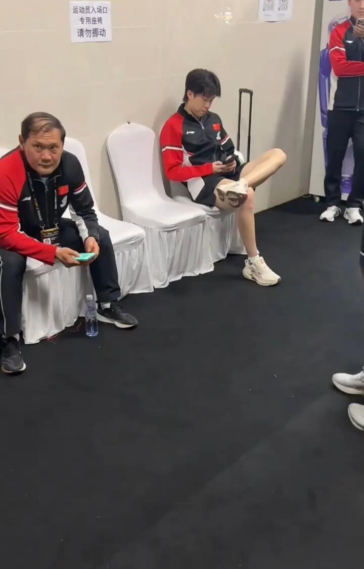 王楚钦太霸气了，不愧是今天的三冠王，在后台等待时候，这样的坐姿太霸气了！
玩着手