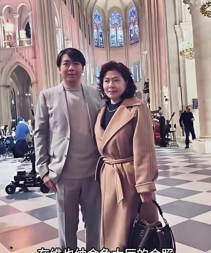 这是郎朗和妈妈在维也纳金色大厅的合照。仔细一看，郎朗的大眼睛完全随了妈妈，神韵都
