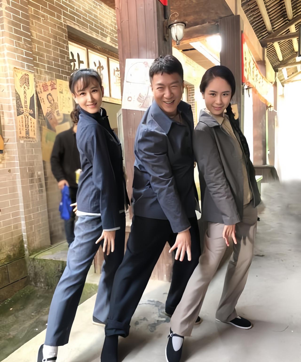 三个人的芭蕾舞动作，“高小琴”的身段真好，很轻盈的感觉。
别看“颜王”笑眯眯的，