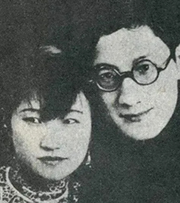 一天，徐志摩不在家，徐志摩的母亲也从外面刚回来，在经过徐志摩的妻子陆小曼的房间时