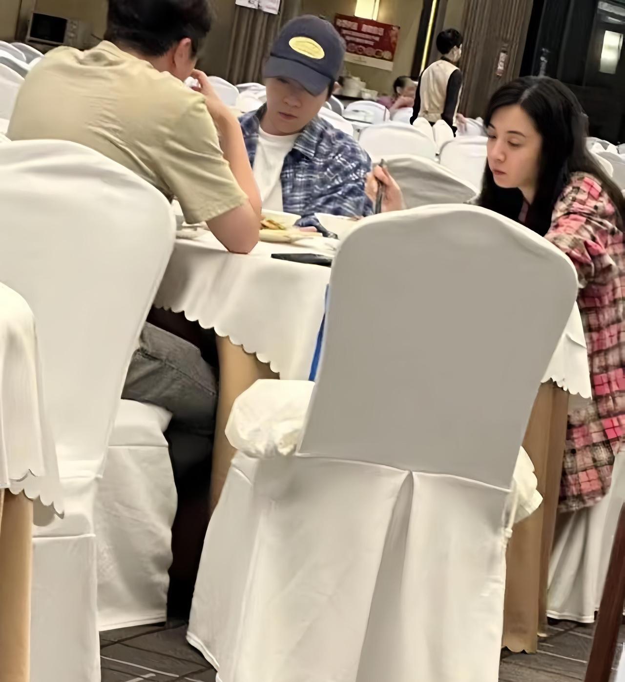看看这一对明星夫妻，真是接地气，没有化妆没有美颜，也没有保安跟在旁边，在餐厅里安