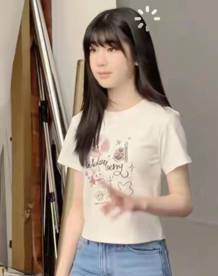 左小青带14岁女儿拍广告，悄悄备蛋糕太戳人，高子淇比妈还高！
左小青最近带女儿高