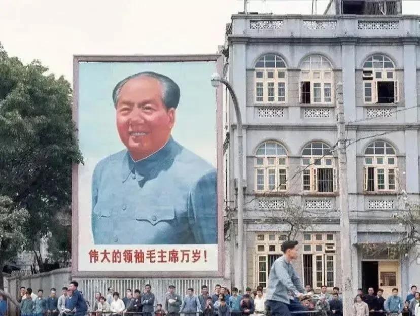 #分享充满回忆的老照片#
1971年，广州街头毛主席的巨幅画像，很多人还是第一次