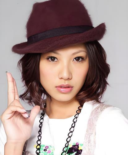 #大牙离婚# 台媒消息，黑涩会美眉成员周宜霈（大牙）官宣离婚。其透过经纪公司透露