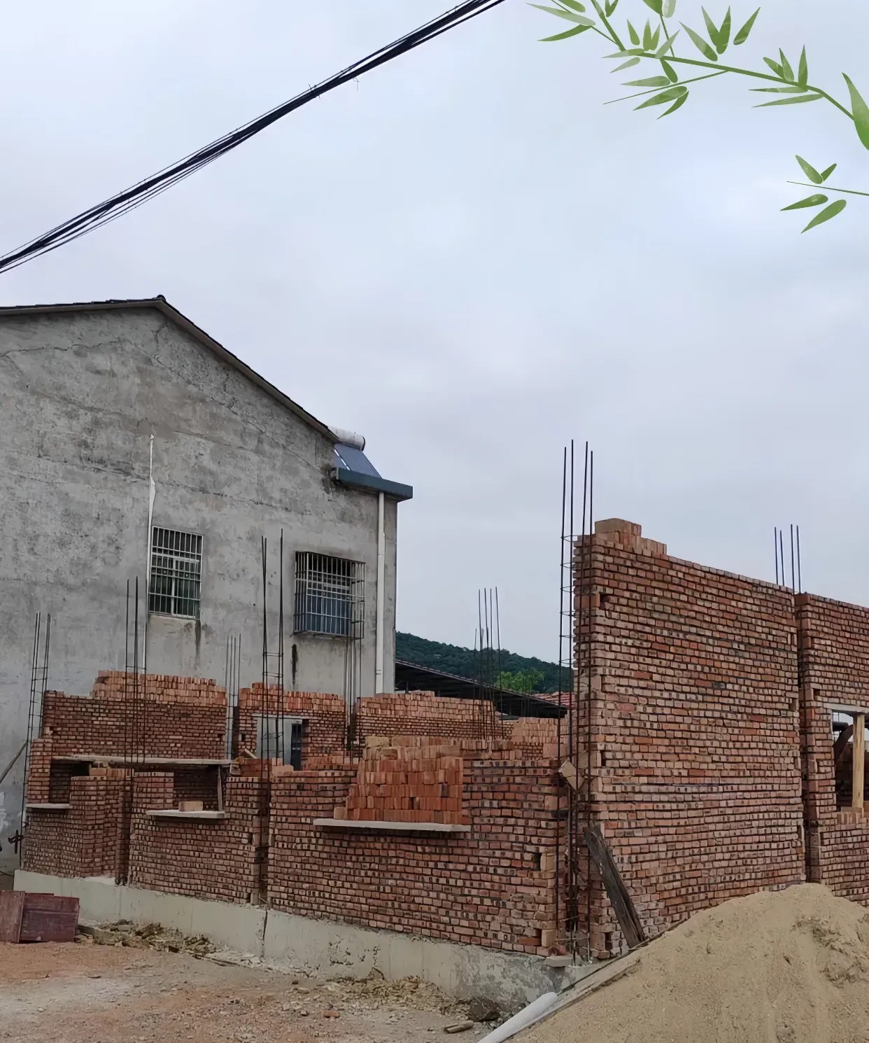 邻居盖房时问我能不能借我家旁边那块空地临时堆建材，我想着都是街坊就爽快答应了，说