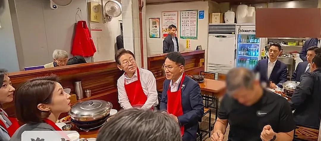 李在明又下馆子，不在家吃饭，到餐厅吃火锅。
去的这家饭店看着不大，服务很贴心，店