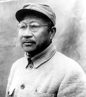 1942年，新四军副军长张云逸伪装成农民正要去军部开会，没想到途中被汉奸拦下，警