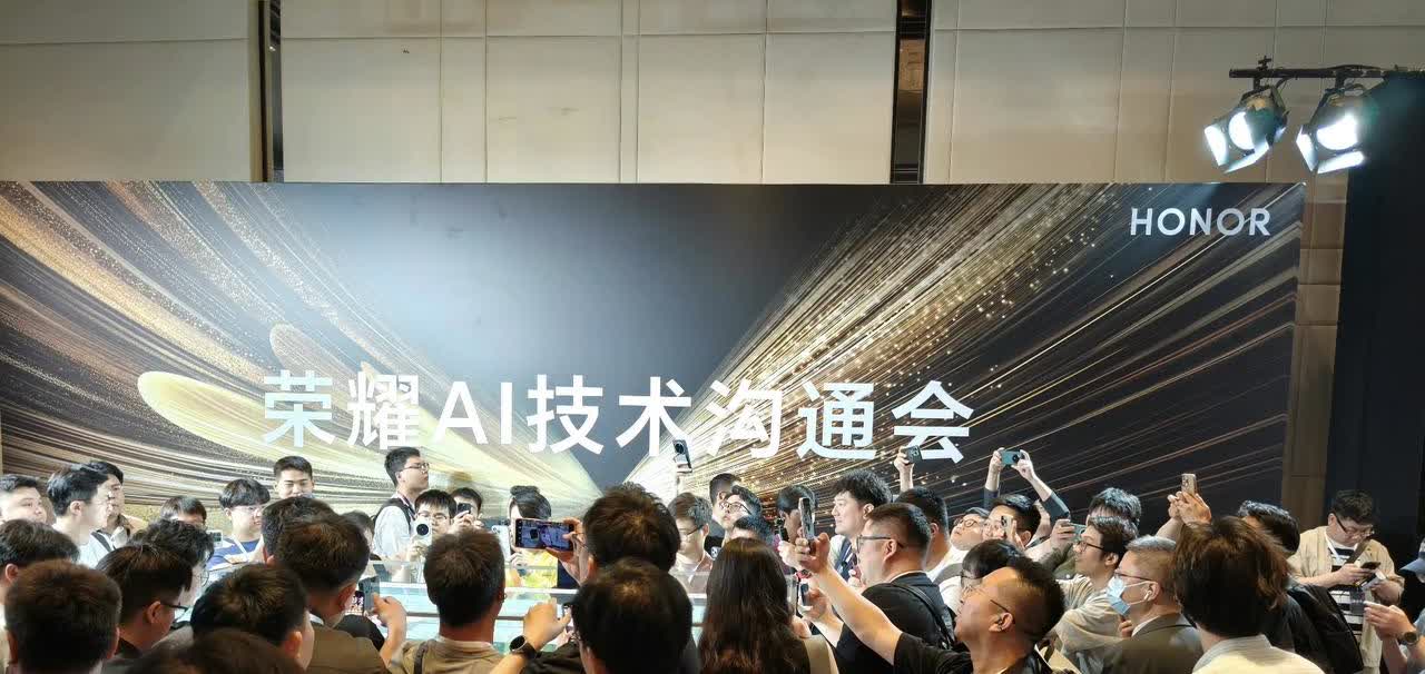荣耀Magic V5定档发布：折叠屏+AI，掀起下一波智能趋势

荣耀官宣，