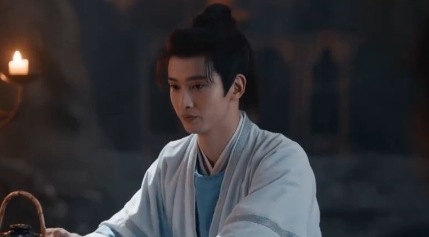 陈宥维演的风清浊，医毒双修的神秘感还没猜透，就被“正主”跳狼式爆料砸懵，剧里的反