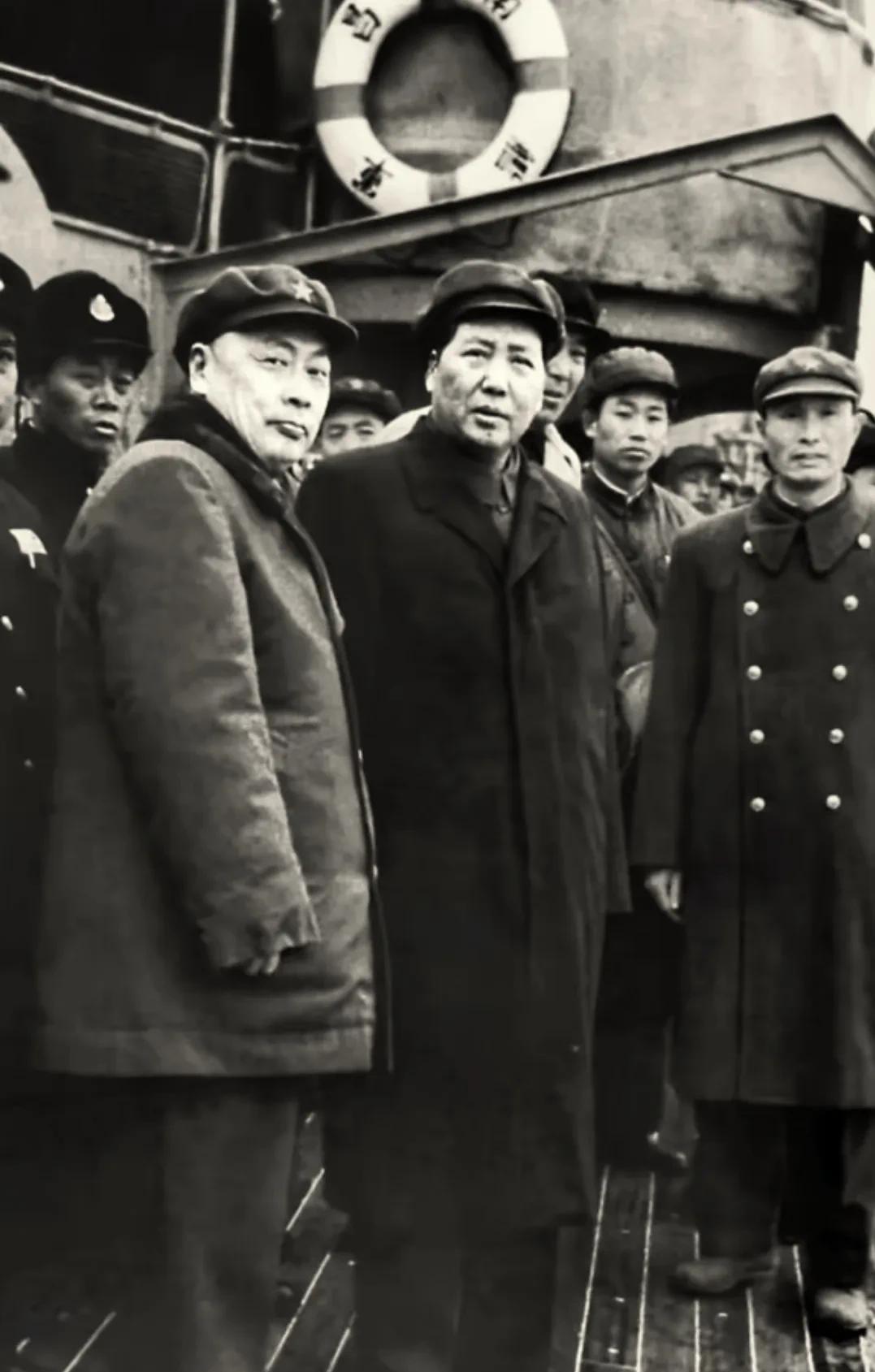 图一、1953年2月19日~24日，毛主席由陈毅、罗瑞卿、张爱萍的陪同视察了海军