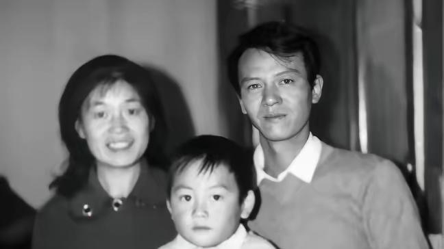 1970年，18岁的上海青年“戴建国”被时代的浪潮推到了黑龙江的下套子屯，在这片