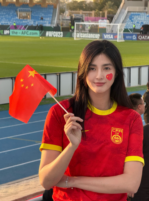真的要为赵丽娜的这份热爱狠狠点赞！作为女足亚洲杯冠军门将，她退役后依旧心系中国足