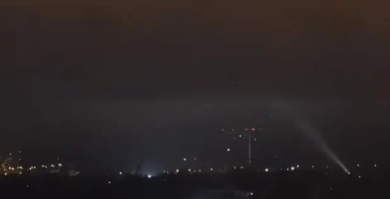 外行看热闹内行看门道，
俄军对基辅发动开战以来最大规模袭击，
现场视频传来后，