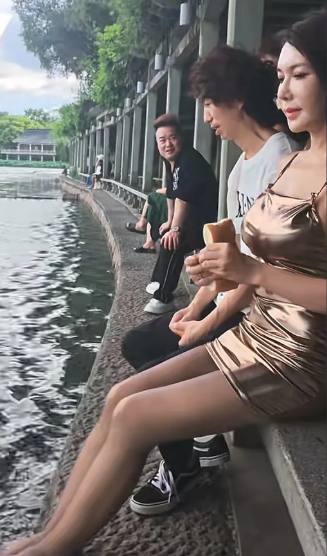 龚玥菲庞麦郎后续，俩人坐在西湖边喂鱼