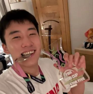 中国男篮球员王俊杰晒出了自己参加亚洲杯比赛的照片，他配文写道：Best。
也难怪