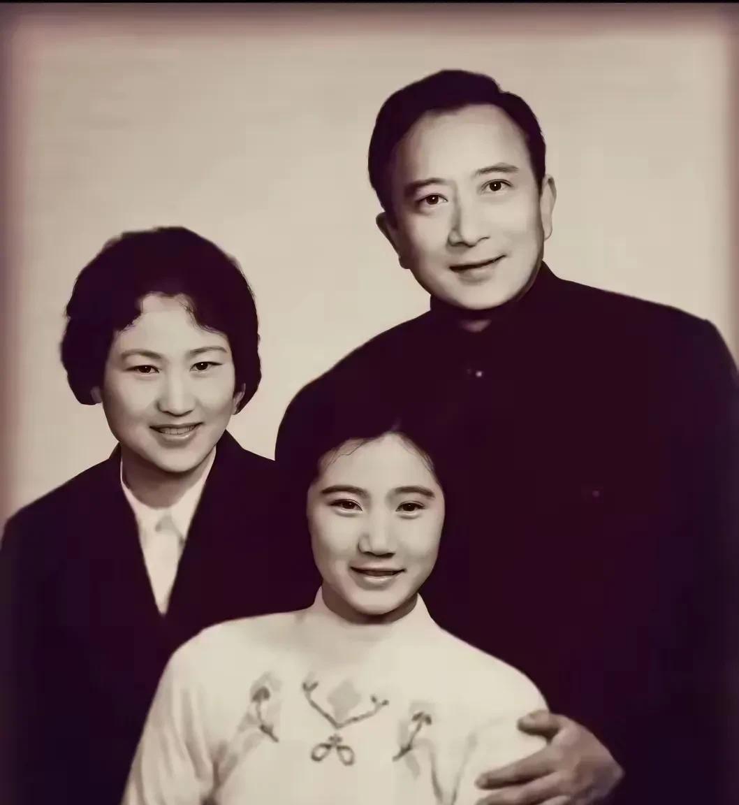 孙庆原1964年出生，母亲是王文娟，父亲是孙道临，颜值很高，还很有气质。孙庆原毕