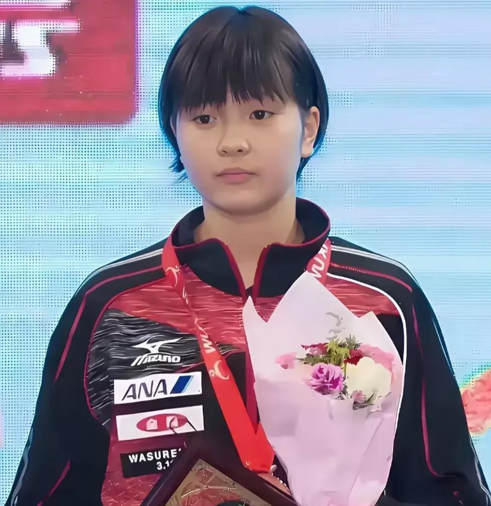 日本选手桥本凡乃香，是削球打法，球打得确实不错，她打球时动作优雅舒展，技术极为精