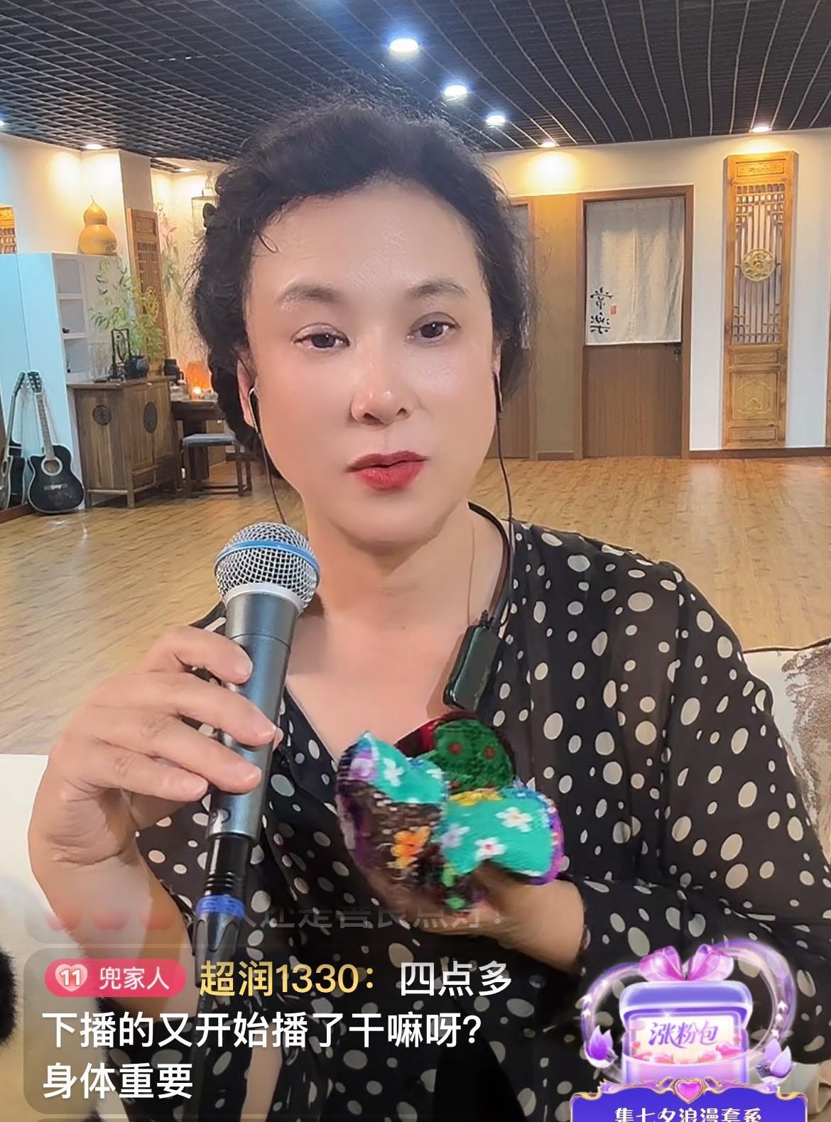 8月25日一早，二人转演员王小华出现在直播间，王小华说：我昨晚一直播到凌晨四点多
