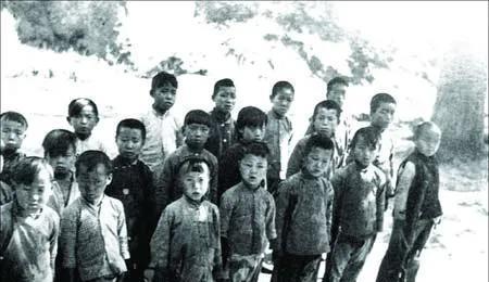 1941年初夏的一天上午，冀中集市，16岁的刘英看见鬼子小队长追赶年轻妇女进入胡