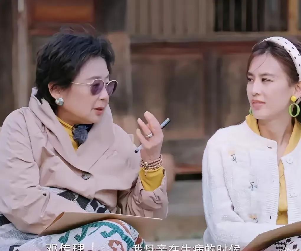 黄圣依妈妈被问到生病了要不要告诉孩子？
黄圣依妈妈说她是比较像母亲，她母亲生病的