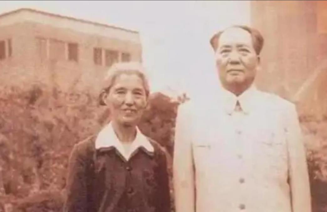 1950年，毛主席正在拆阅群众来信。其中一封信来自无锡，署名为“吴启瑞”，毛主席