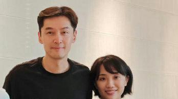 胡歌：（翻看手机）你看到新闻了吗？有人说我太太长得像你和杨幂的综合体。
林依晨：