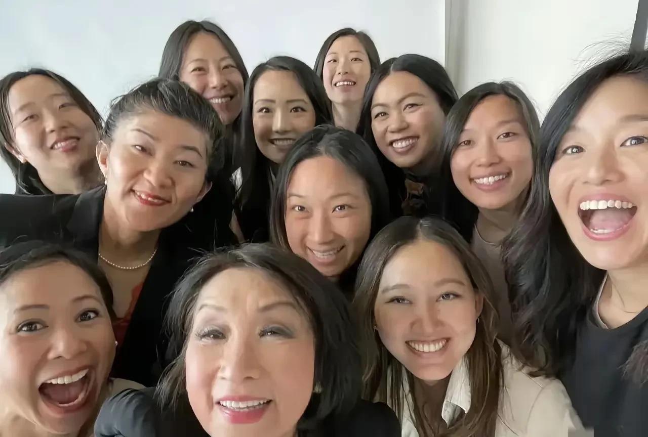 下图全是出国的女人，有四个特征：一是嘴巴大，能看到喉咙；二是脸色不是纯黄种人色，