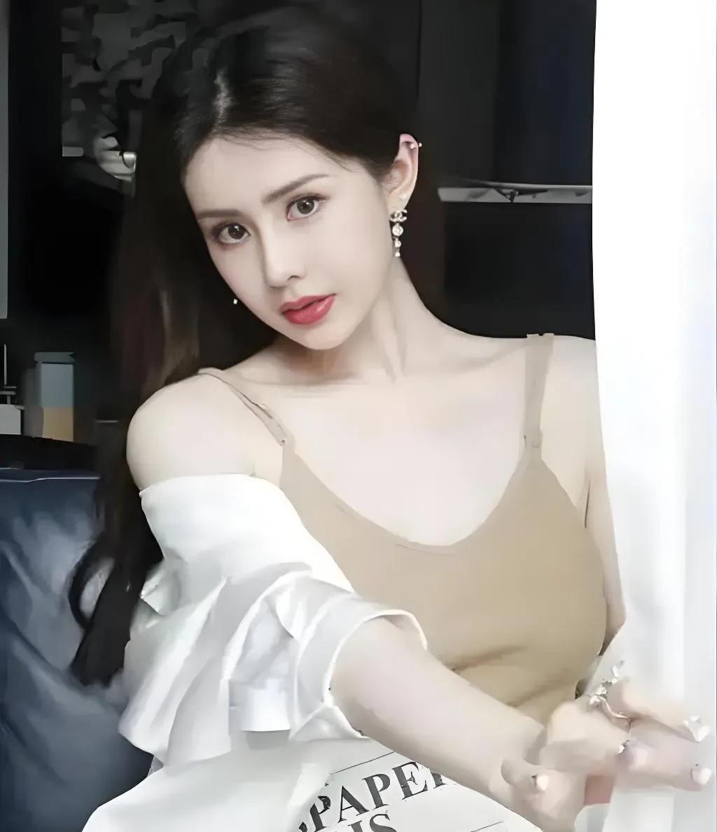 韦雪喜欢什么样的女生？
韦雪近40岁的年龄，在科技与狠活的加持下保养得非常好，她