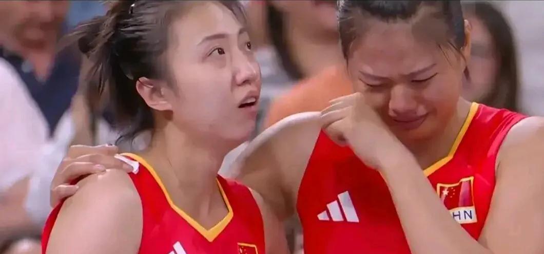 中国女排东京奥运会失利，姑娘们流汗但没流泪。  这与之后几次比赛的景象形成了鲜明