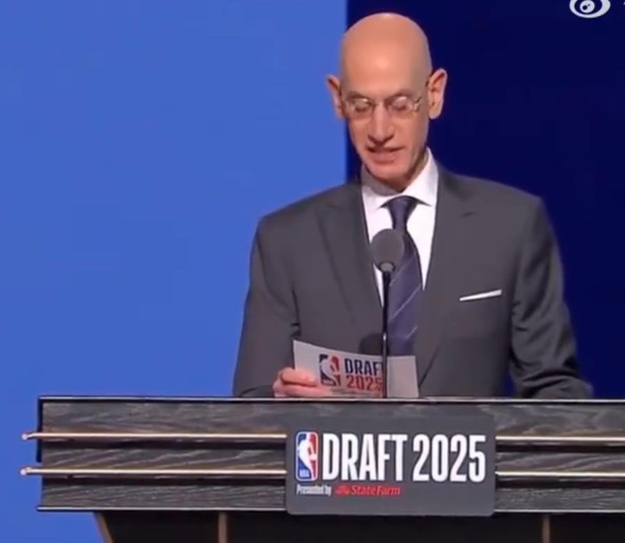 NBA选秀中的小绿屋对于参加选秀的球员来说既是一种荣耀也是一种压力，他非常考验球