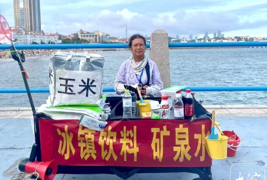 “最好的回报来了！”青岛跳水救人阿姨，这次终于不再拒绝奖金了，因为这次是政府对她