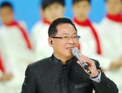 1984年，张明敏顶着压力参加了央视春晚，并演唱了《我的中国心》。然而回到香港后