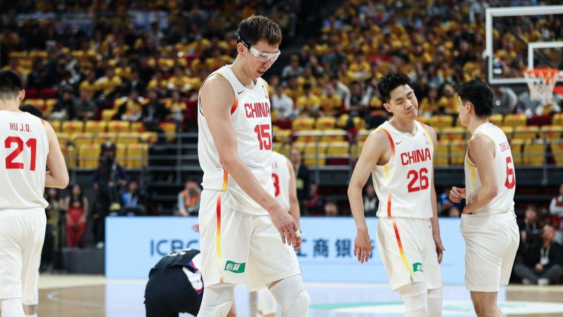 看了周琦1人拿球4人看的名场面，才知道王俊杰掩盖了郭士强的无能