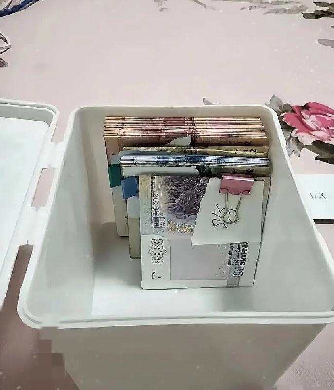 看哭了！青海，高考结束之后，有一名女子在整理女儿行李的时候，发现她跟丈夫给女儿的
